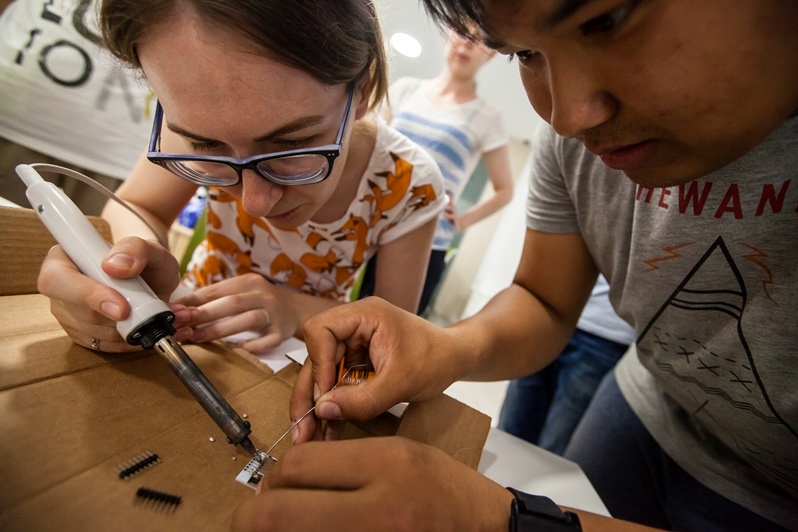 Процесс припаивания микросхемы